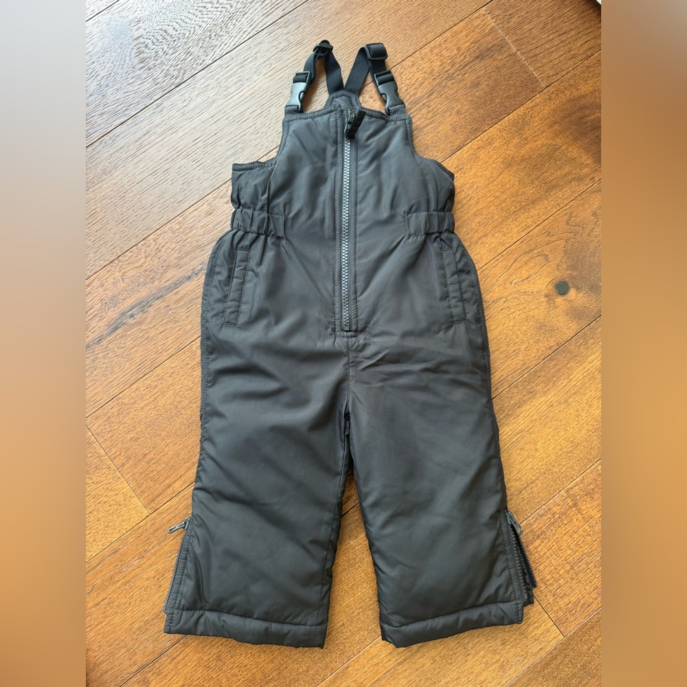 Very gently used snow bib overalls by GAP. Size 12-18 months